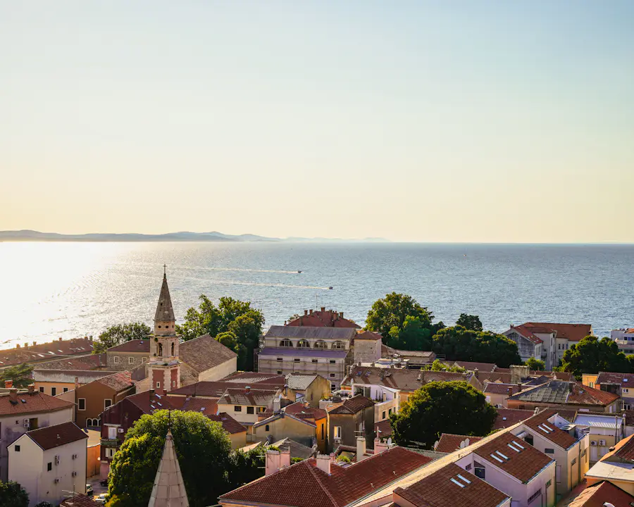 Telhados e o mar em Zadar, Croácia